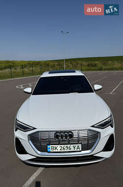 Внедорожник / Кроссовер Audi e-tron 2021 в 