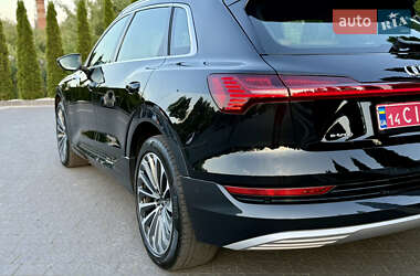 Внедорожник / Кроссовер Audi e-tron 2022 в 