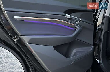 Позашляховик / Кросовер Audi e-tron 2023 в 