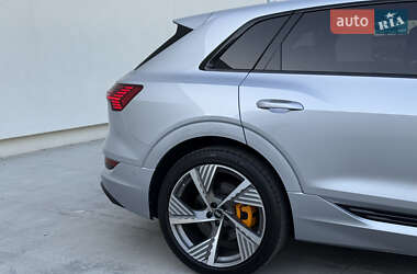 Внедорожник / Кроссовер Audi e-tron 2022 в 