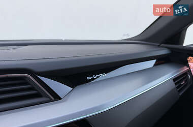 Внедорожник / Кроссовер Audi e-tron 2022 в 