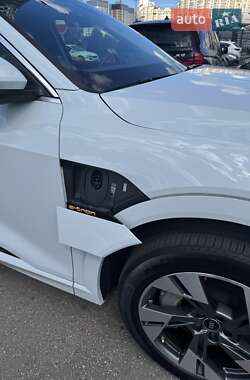 Внедорожник / Кроссовер Audi e-tron 2022 в 