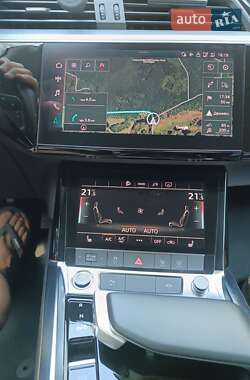 Позашляховик / Кросовер Audi e-tron 2022 в 