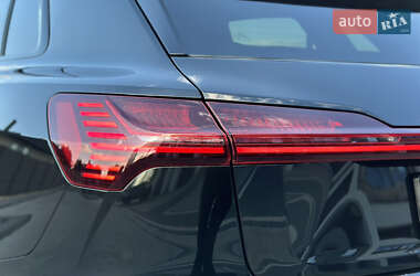 Внедорожник / Кроссовер Audi e-tron 2022 в 