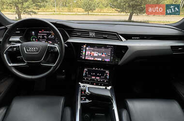 Внедорожник / Кроссовер Audi e-tron 2022 в 