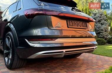 Внедорожник / Кроссовер Audi e-tron 2022 в 