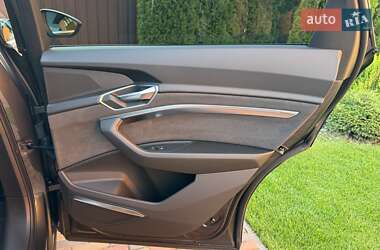 Внедорожник / Кроссовер Audi e-tron 2022 в 