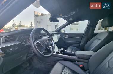 Позашляховик / Кросовер Audi e-tron 2021 в 