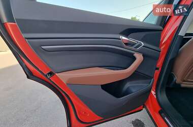 Внедорожник / Кроссовер Audi e-tron 2021 в 