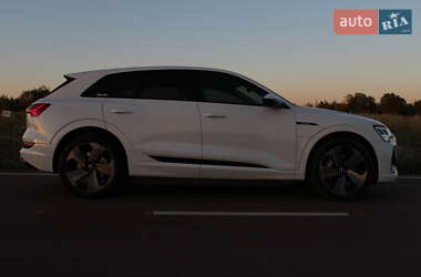 Внедорожник / Кроссовер Audi e-tron 2022 в 