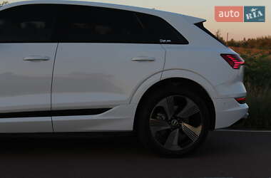 Внедорожник / Кроссовер Audi e-tron 2022 в 
