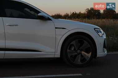 Внедорожник / Кроссовер Audi e-tron 2022 в 