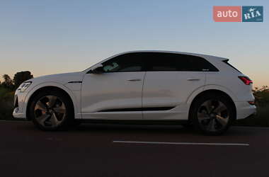 Внедорожник / Кроссовер Audi e-tron 2022 в 