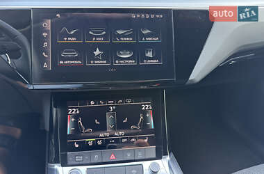 Позашляховик / Кросовер Audi e-tron 2023 в 