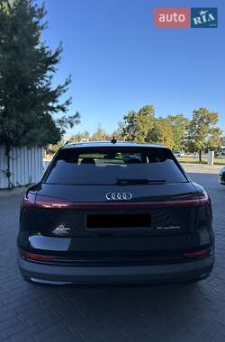 Внедорожник / Кроссовер Audi e-tron 2021 в 