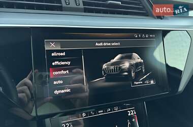 Позашляховик / Кросовер Audi e-tron 2022 в 