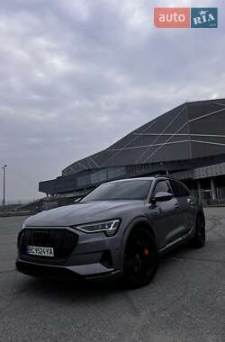 Внедорожник / Кроссовер Audi e-tron 2022 в 
