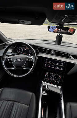 Внедорожник / Кроссовер Audi e-tron 2022 в 