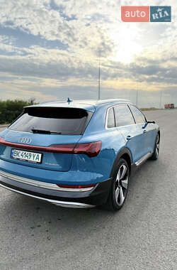Позашляховик / Кросовер Audi e-tron 2019 в 