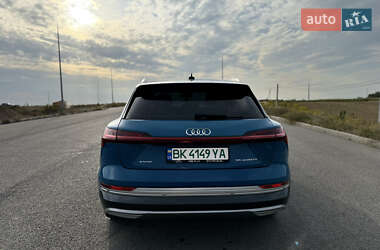 Позашляховик / Кросовер Audi e-tron 2019 в 