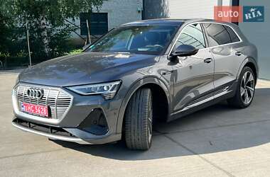 Позашляховик / Кросовер Audi e-tron 2022 в 