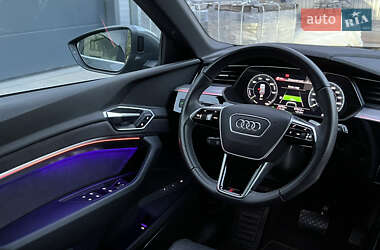 Позашляховик / Кросовер Audi e-tron 2022 в 