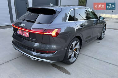 Позашляховик / Кросовер Audi e-tron 2022 в 