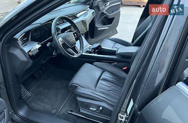Позашляховик / Кросовер Audi e-tron 2022 в 
