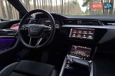 Позашляховик / Кросовер Audi e-tron 2022 в 