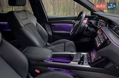 Позашляховик / Кросовер Audi e-tron 2022 в 