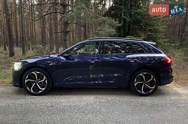 Позашляховик / Кросовер Audi e-tron 2022 в 
