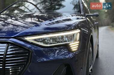 Позашляховик / Кросовер Audi e-tron 2022 в 