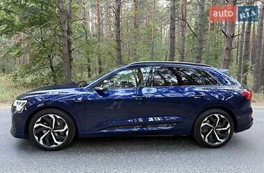 Позашляховик / Кросовер Audi e-tron 2022 в 