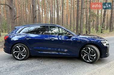 Позашляховик / Кросовер Audi e-tron 2022 в 