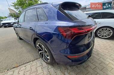 Позашляховик / Кросовер Audi e-tron 2022 в 