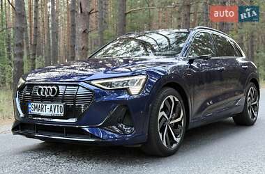 Позашляховик / Кросовер Audi e-tron 2022 в 