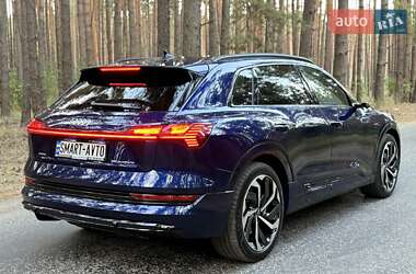 Позашляховик / Кросовер Audi e-tron 2022 в 