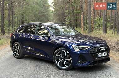 Позашляховик / Кросовер Audi e-tron 2022 в 
