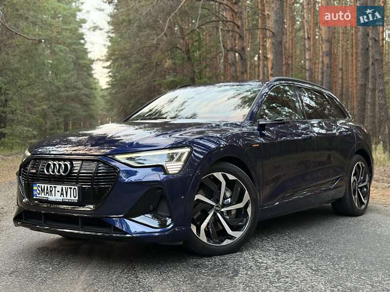 Позашляховик / Кросовер Audi e-tron 2022 в 