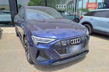 Позашляховик / Кросовер Audi e-tron 2022 в 