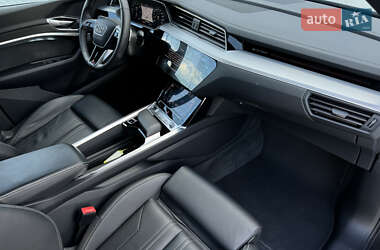 Внедорожник / Кроссовер Audi e-tron 2022 в 