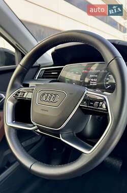 Позашляховик / Кросовер Audi e-tron 2022 в 