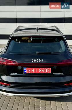 Позашляховик / Кросовер Audi e-tron 2022 в 
