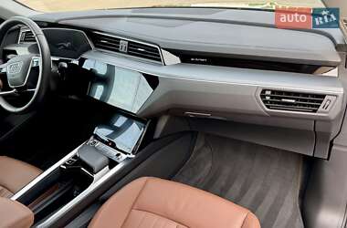 Позашляховик / Кросовер Audi e-tron 2022 в 