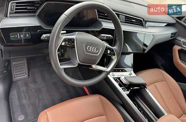 Позашляховик / Кросовер Audi e-tron 2022 в 
