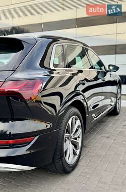Позашляховик / Кросовер Audi e-tron 2022 в 