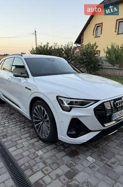 Позашляховик / Кросовер Audi e-tron 2021 в 