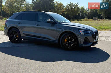 Внедорожник / Кроссовер Audi e-tron 2022 в 