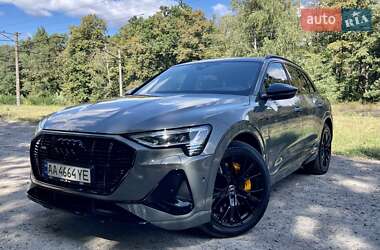 Позашляховик / Кросовер Audi e-tron 2022 в 