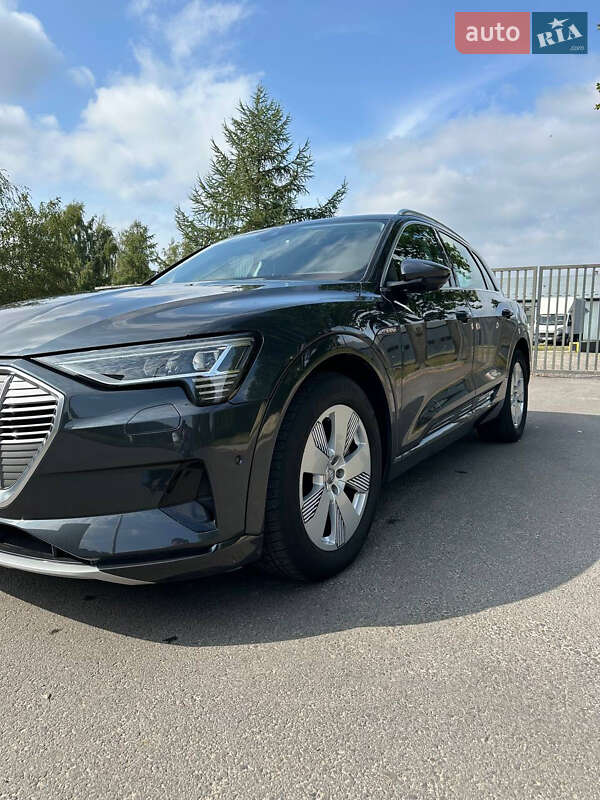 Позашляховик / Кросовер Audi e-tron 2021 в Новояворівську